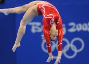 开云体育入口-英超争冠之夜，伦纳德存在感拉满，当篮球巨星跨界点燃足球盛宴