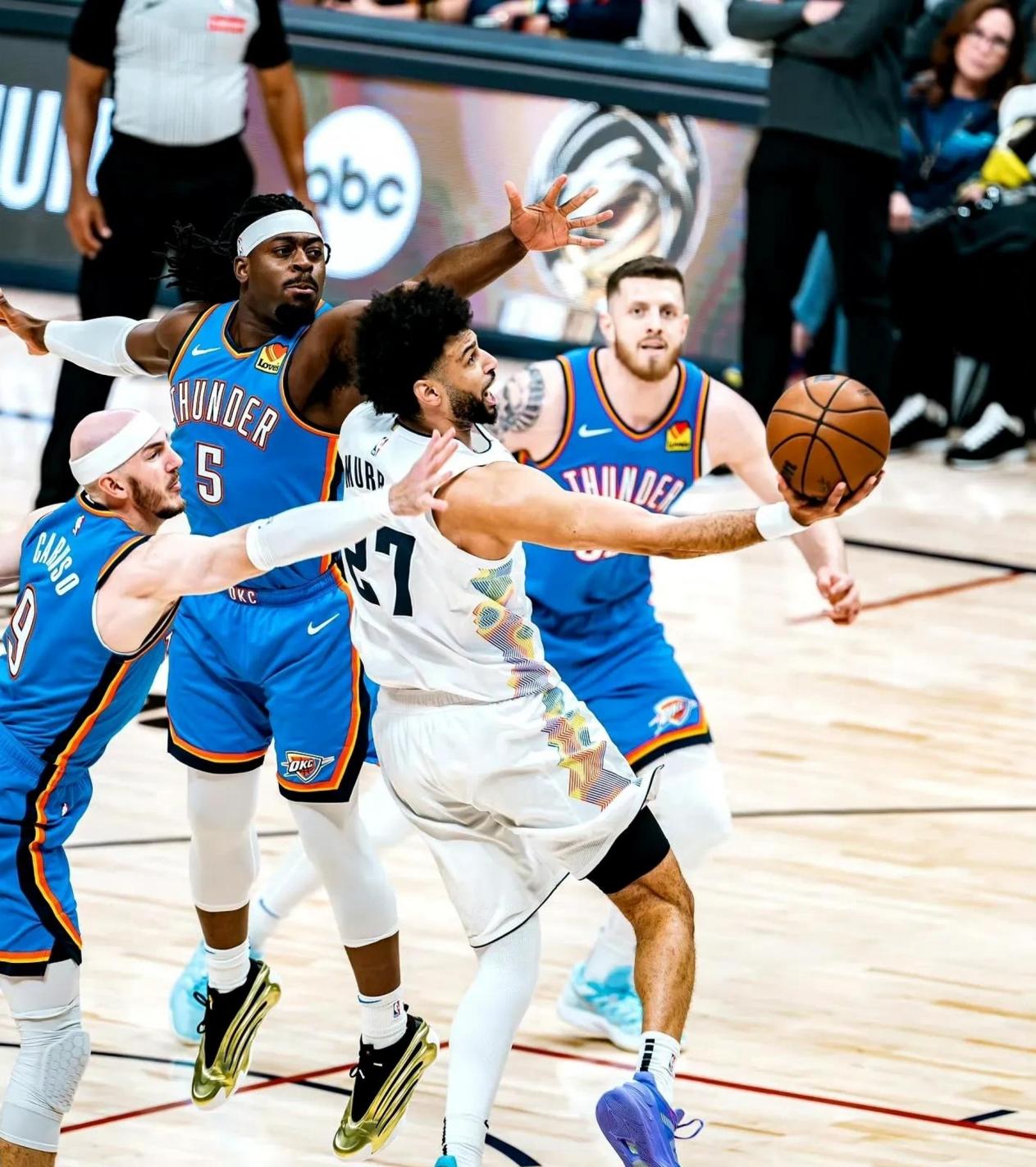 季前比赛中雷霆队力克掘金队,取得胜利 季前比赛中雷霆队力克掘金队,取得胜利