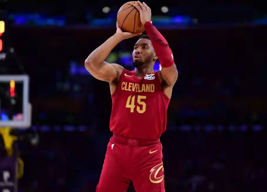 爵士客场击败太阳，米切尔砍下全场最高得分