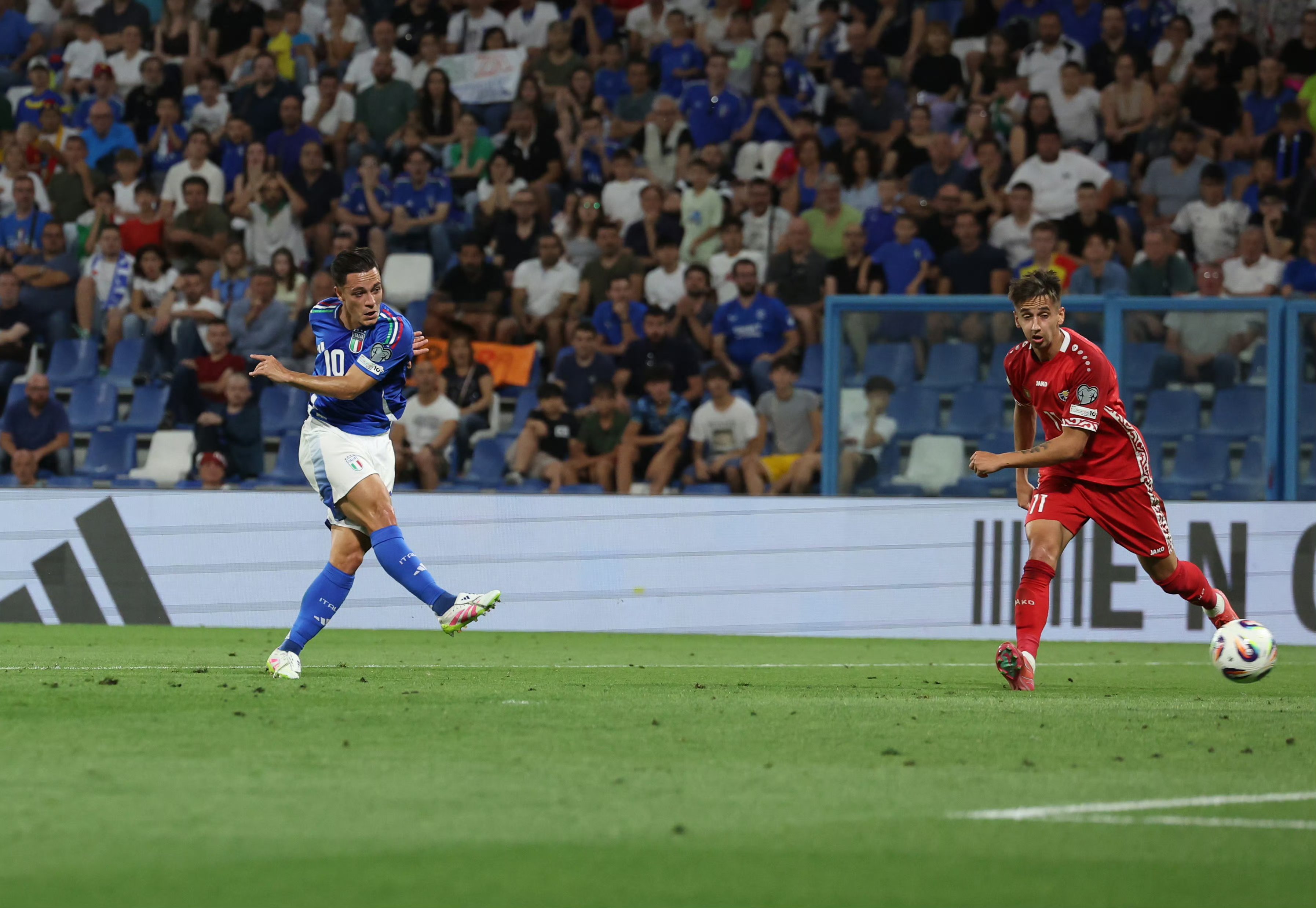 欧洲球员在比赛中奋勇拼搏,争取胜利的简单介绍 欧洲球员在比赛中奋勇拼搏,争取胜利的简单介绍