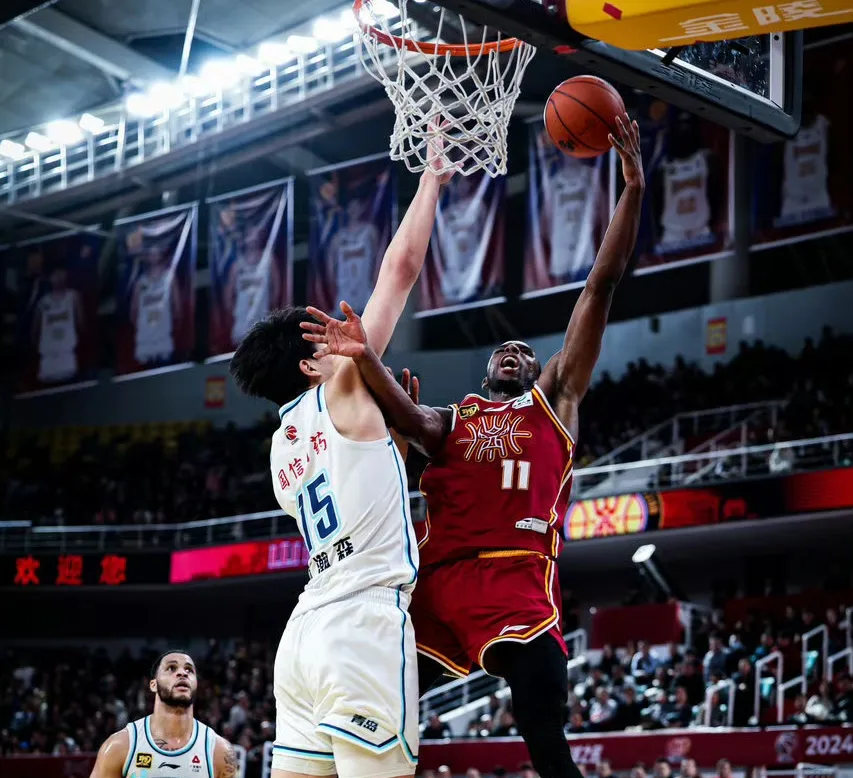 湖南男篮球员拼尽全力,赢得关键比赛 湖南男篮球员拼尽全力,赢得关键比赛