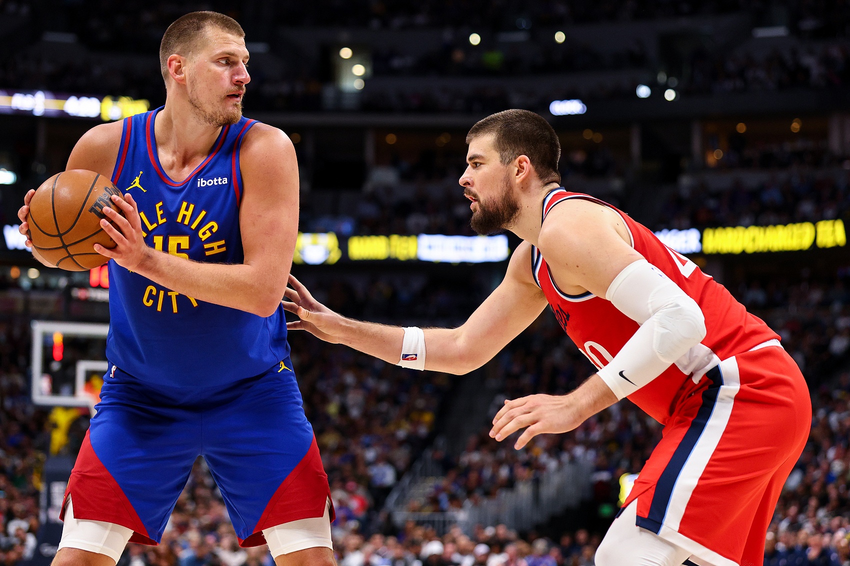 掘金击败老鹰，约基奇砍下分