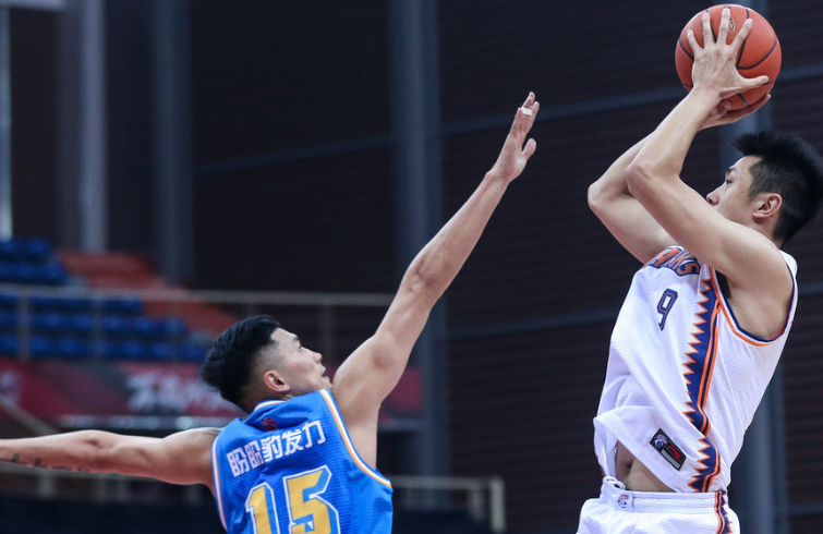 独行侠横扫上海队，王哲林刷新纪录